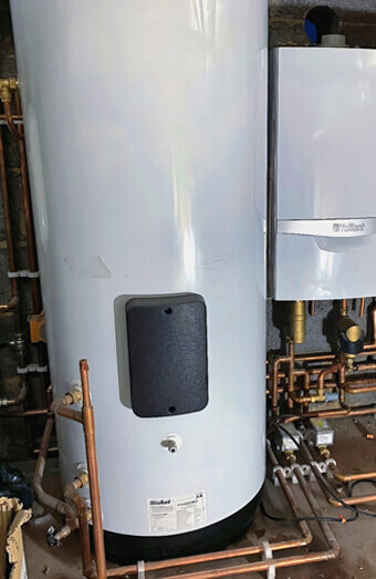 https://plumberkarrinyup.com.au/uploads/2025/06/hot-water-410504.jpg