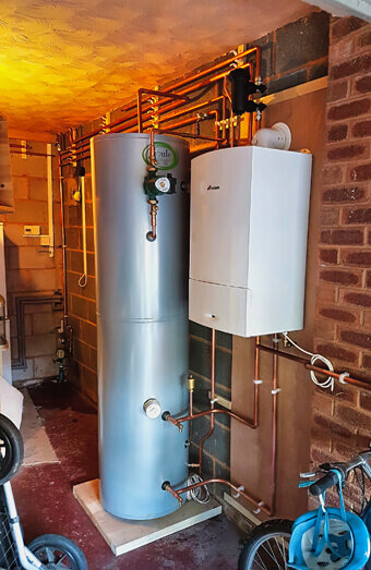 https://plumberkarrinyup.com.au/uploads/2025/06/hot-water-684599.jpg